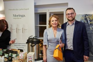 Došlo nám, že tu vlastně ještě nemáme žádnou společnou fotku, tak to rovnou napravujeme! 👋 To jsme my. Já a mamka. Jádro...