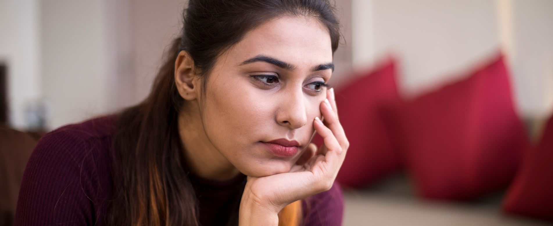 Premenstruační dysforická porucha (PMDD): příznaky, příčiny, diagnostika a možnosti řešení