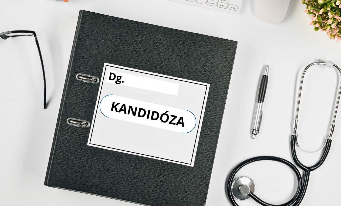 Lékařská složka s diagnózou KANDIDÓZA a stetoskopem, symbolizující důležitost včasné a správné diagnostiky kvasinkové infekce.
