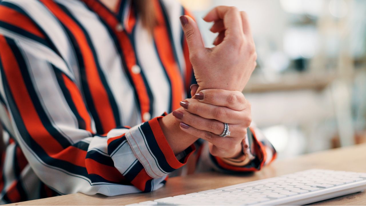 Syndrom karpálního tunelu: Jak rozpoznat příznaky a co na ně skutečně funguje