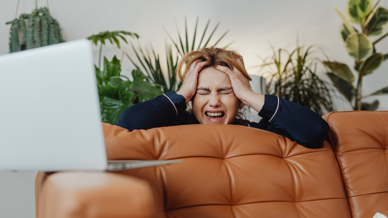 Píchání v hlavě: nevinná nepříjemnost, nebo signál těla, který je třeba brát vážně?