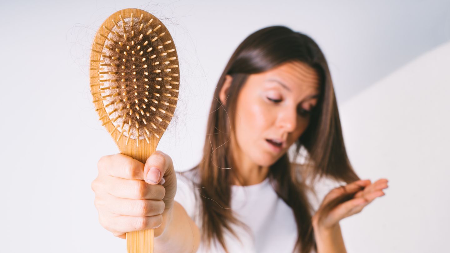 Zastavte vypadávání vlasů přirozeně. Pomohou vám tipy našich babiček