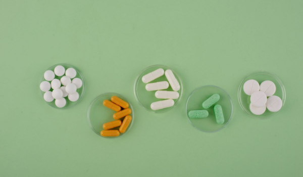 Hogyan kell szedni az étrend-kiegészítőket? Reggel vagy este, étkezés közben vagy éhgyomorra? Melyek a nem megfelelő kombinációk?