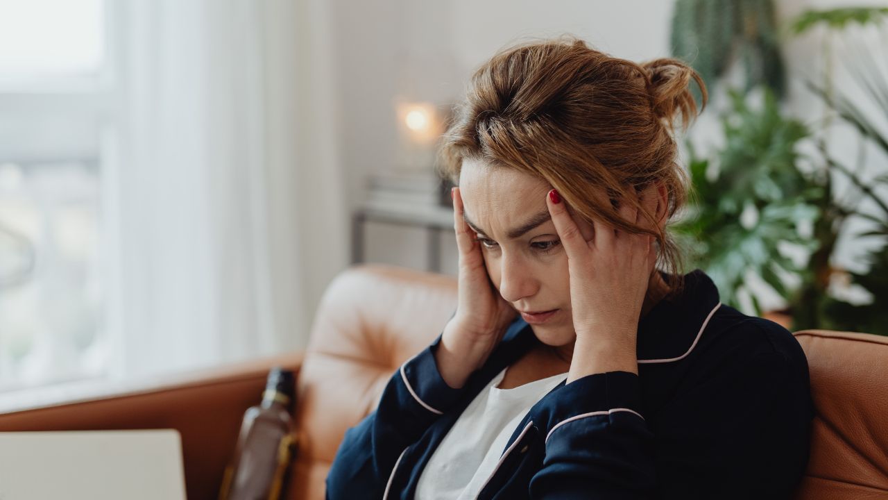 Fejfájás/szédülés és migrén: Kiváltó tényezők, okok és kezelés