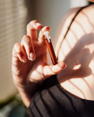 🌿 SZEMÖLCSÖK, TYÚKSZEMEK VAGY BŐRNÖVEDÉKEK? A hegyi vérehulló fecskefű „csisztotyel” egy koncentrált gyógynövényes elixír,...