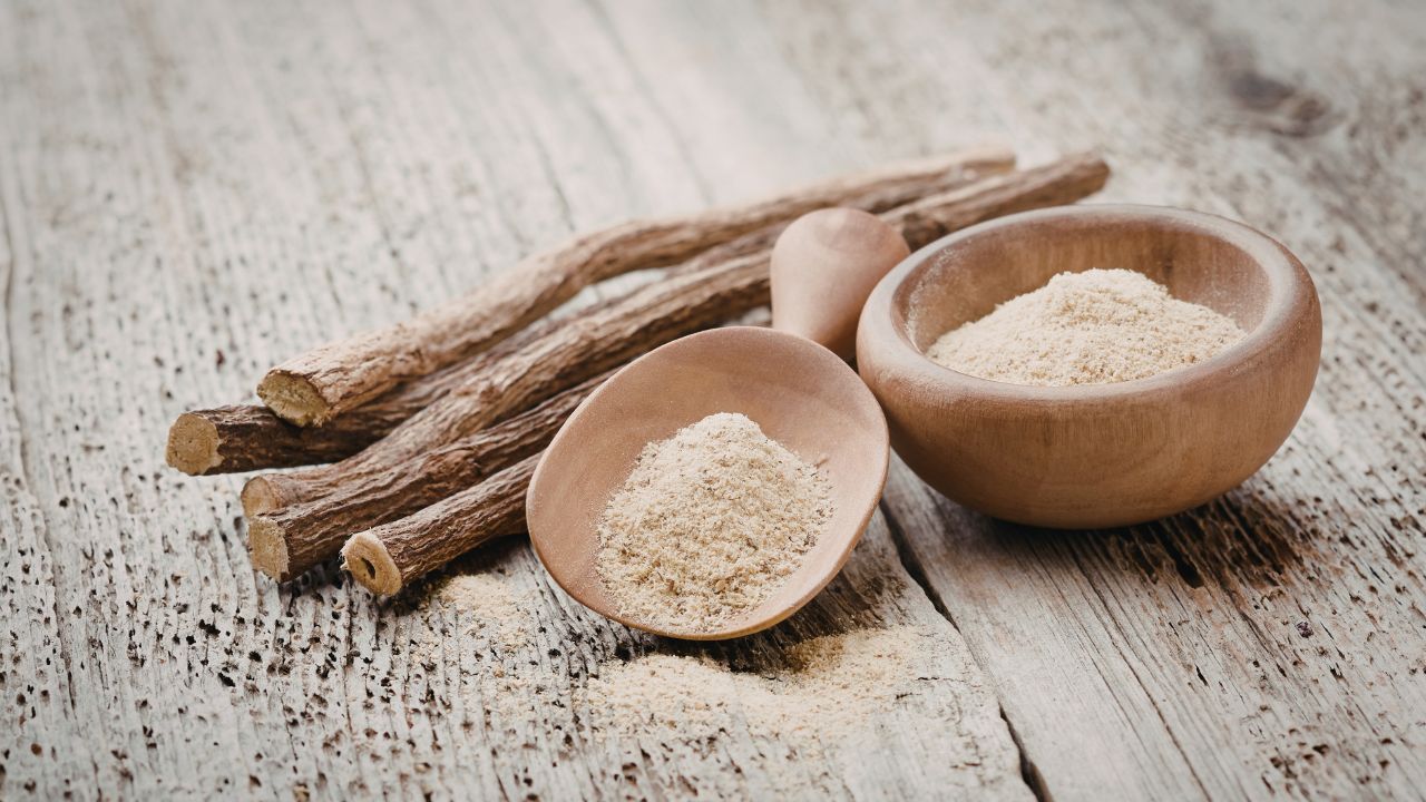 De ce ar trebui ca lemnul-dulce să facă parte din farmacia ta naturală de acasă?