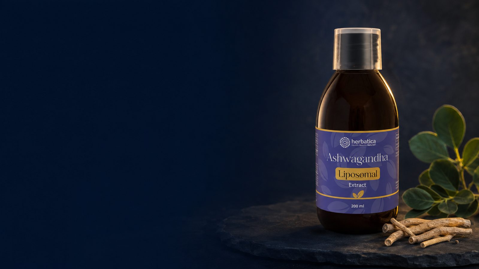 Lipozomálna Ashwagandha Herbatica 200 ml v ilustračnej scéne s koreňmi