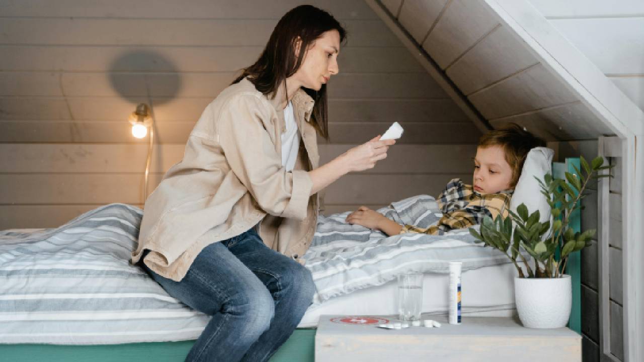 Šálka horúceho čaju Samahan počas jesene