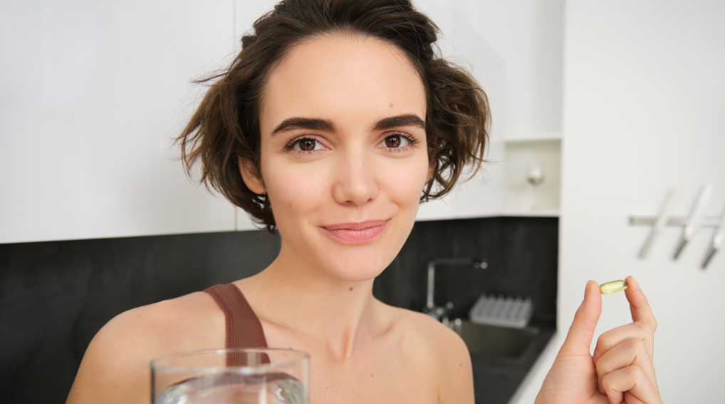 žena s lipozomálnym vitamínom v ruke