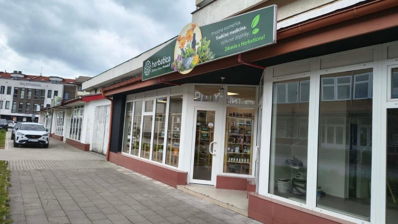 Exteriér kamennej predajne Herbatica v Čadci