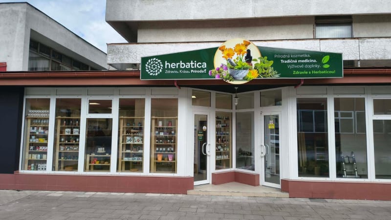 Kamenná predajňa Herbatica v Čadci – vstup a výklad