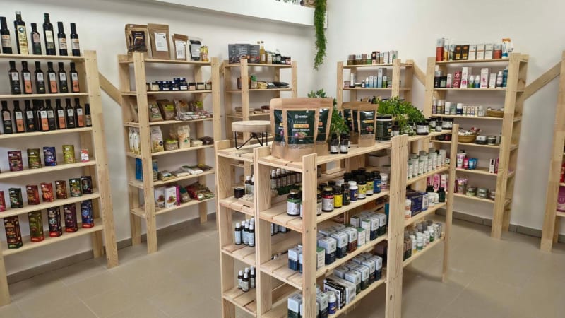 Interiér predajne Herbatica v Čadci s prírodnými produktmi