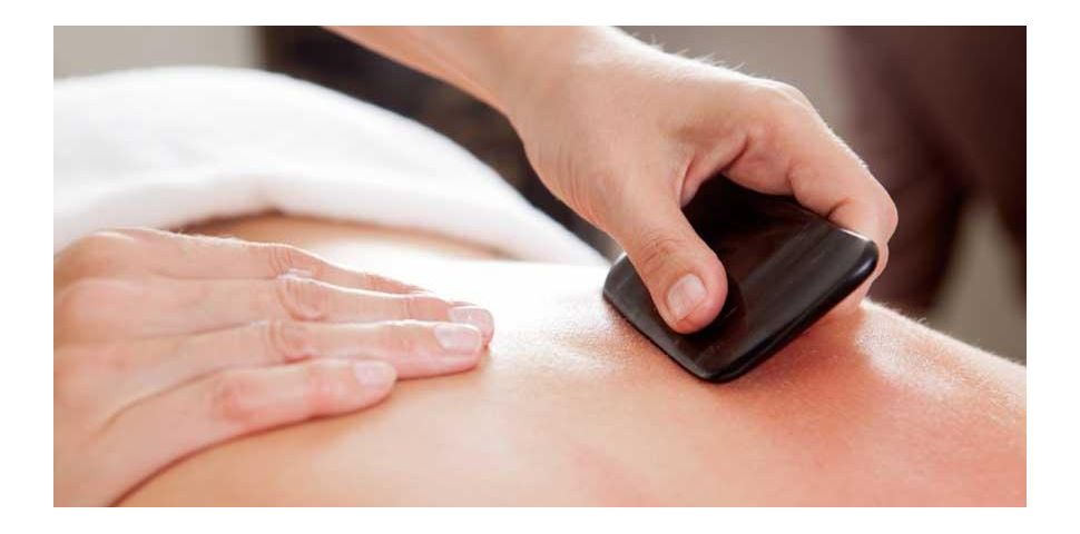 Masáže Gua Sha. Jedna z tradičních metod čínské medicíny