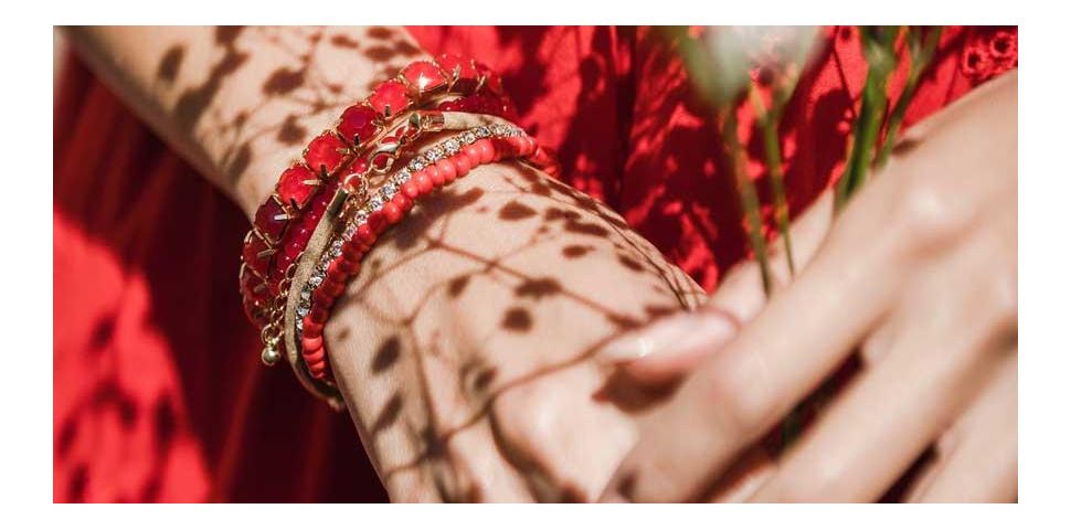 Co znamená červená šňůrka na zápěstí?