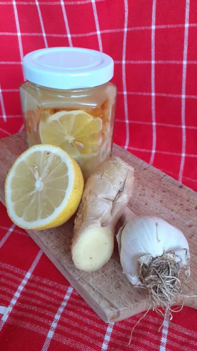 Domácí sirup z česneku, citronu, medu a zázvoru | Herbavis.cz