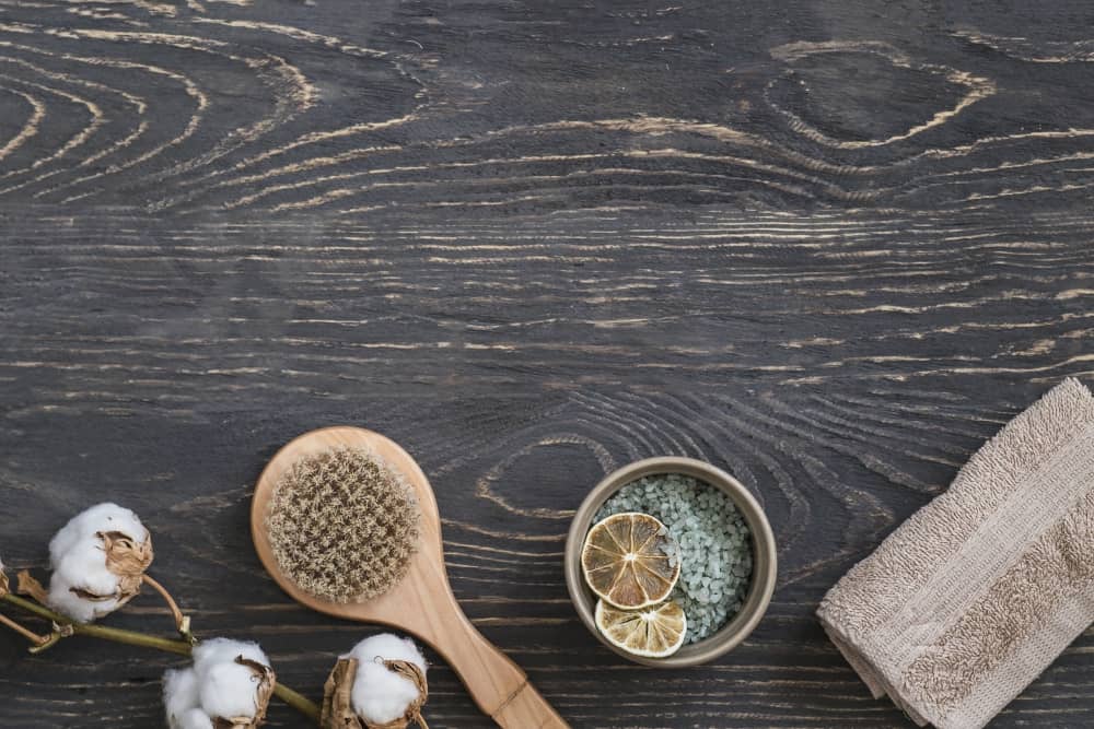 Masáž suchým kartáčem