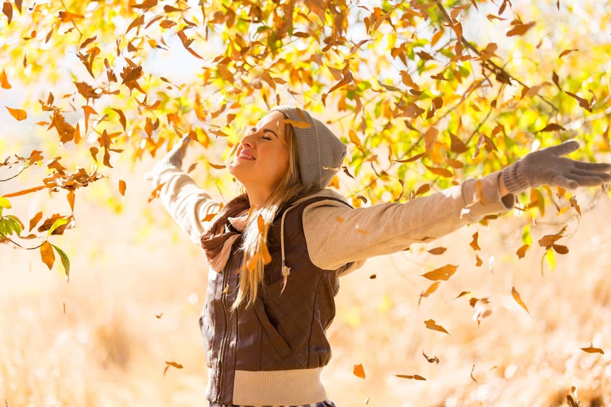 Pracovní stůl s modrými doplňky pro lepší soustředění