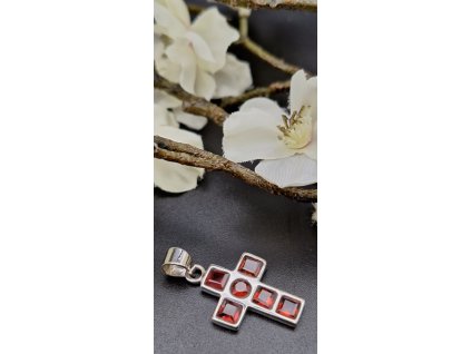 Prívesok krížik Granát