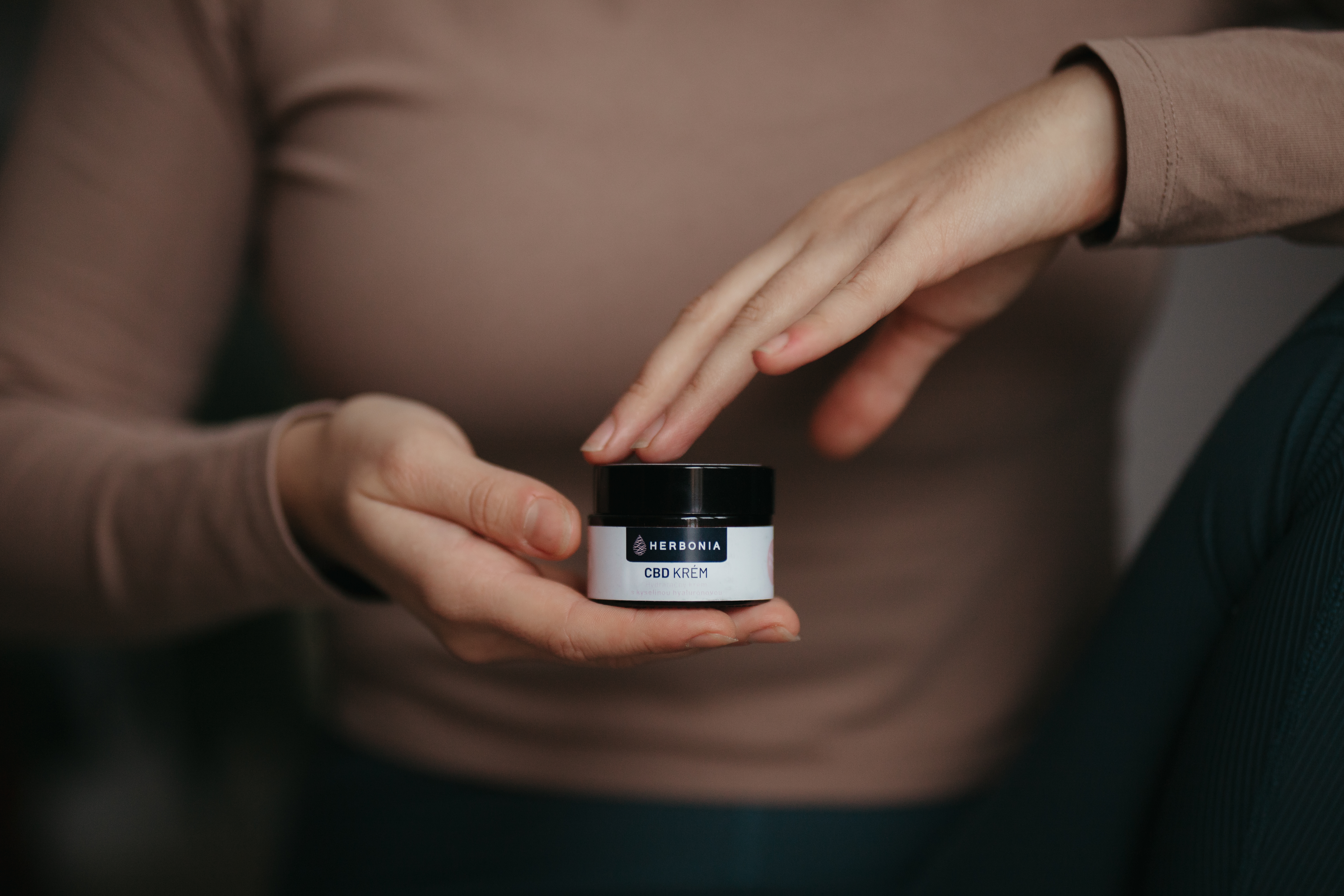 Konopné hydratačné krémy: Prírodná cesta k zdravej pleti