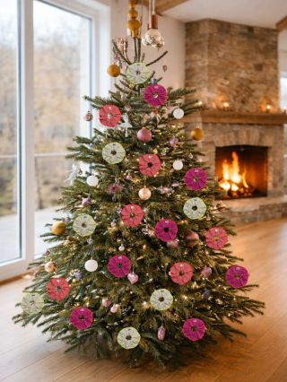 Priatelia, želáme vám pokojné sviatky v kruhu vašich najbližších 💖 Máme veľkú radosť, že mnohé z vás si pod 🎄našli balíček...