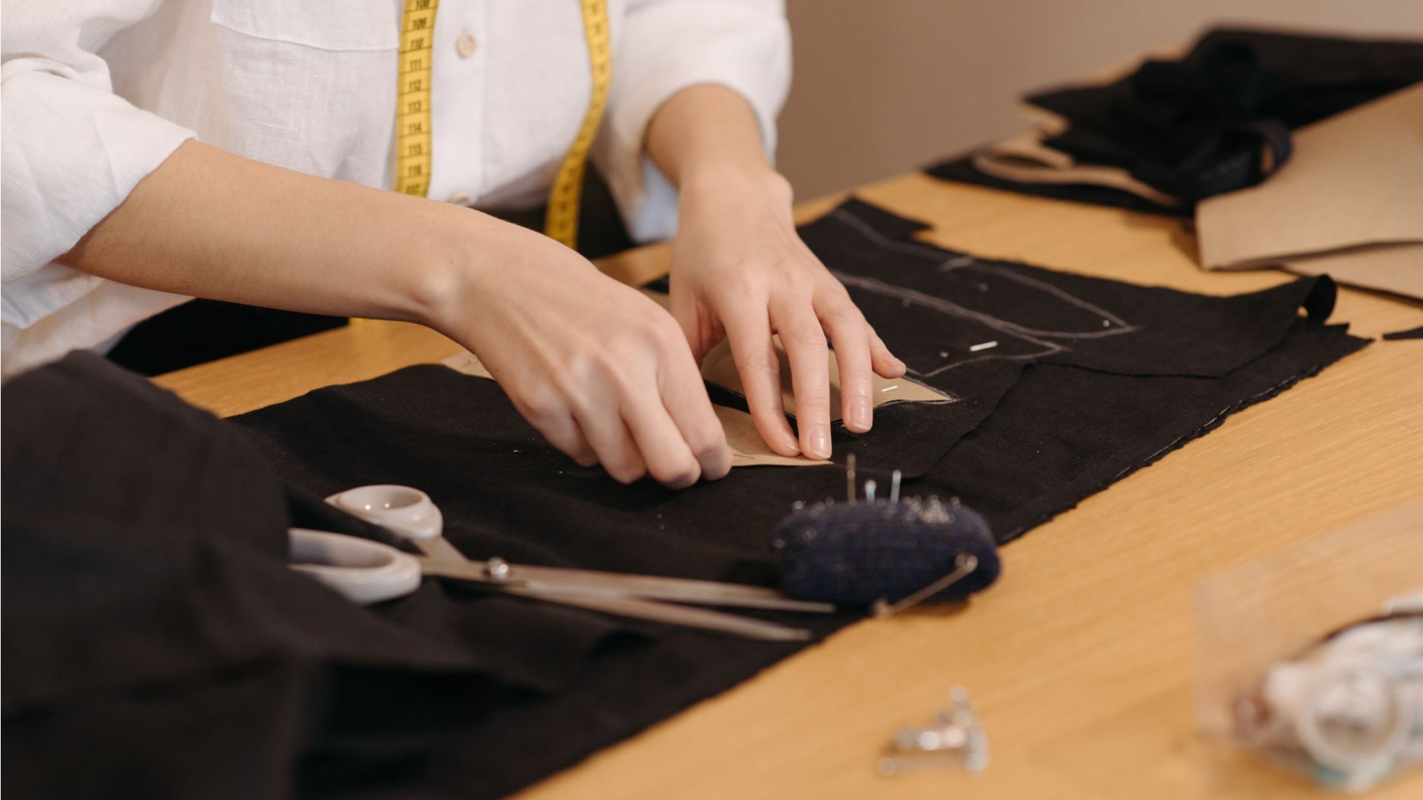 Prečo si vybrať oblečenie šité na mieru? Investícia do vlastného štýlu a pohodlia