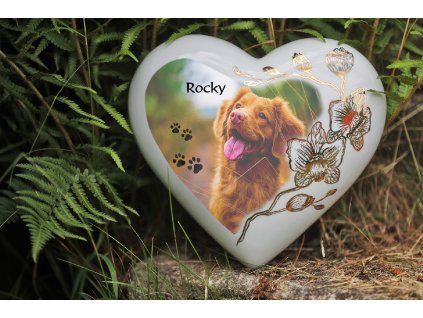 urna velke srdce ležící