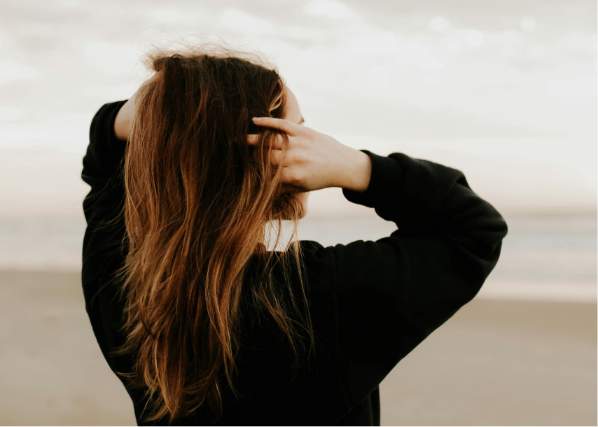 Jak chránit vlasy před sluncem a chlórem: Kompletní průvodce letní péčí