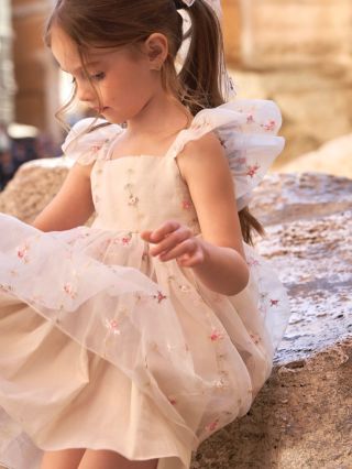 🌸 Dokonalosť prevtelená do šiat Flora 🌸 Šaty ako láska na prvý pohľad 🫶🏼 napíšte do komentára na akú príležitosť by si ich...