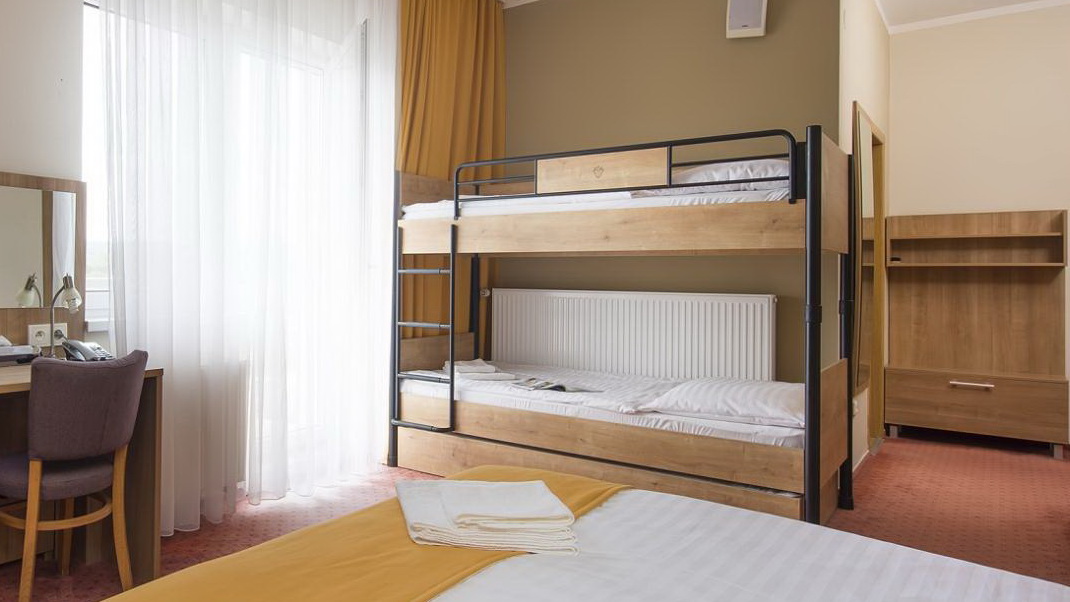Poschodové postele pre dospelých – ideálne riešenie pre hotely, penzióny a ubytovne