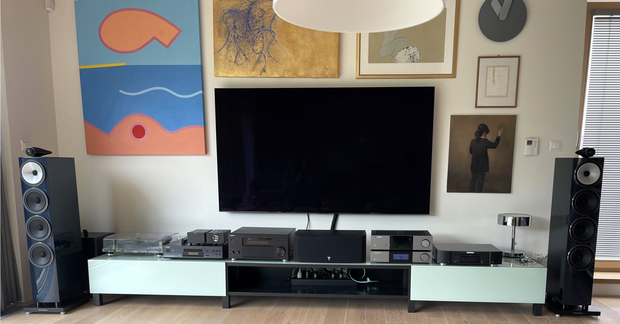 Dosavadní domácí kino bylo doplněno o stereo sestavu Bowers Wilkins 702 S3 Signature a Cambridge Audio EXA100+EXN100