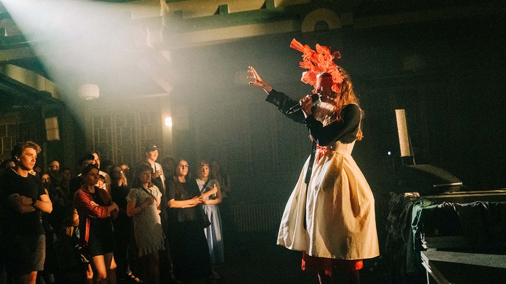 Trio Hihihahaholky jde na současnost přes Kladivo na čarodějnice. Ale nejen…