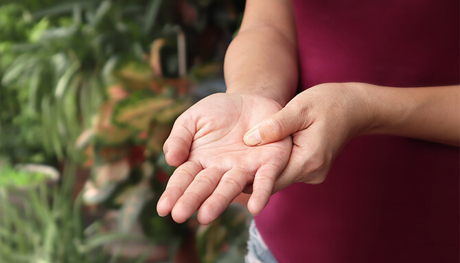 Přírodní pomoc při artritidě: Jak zmírnit záněty a bolesti