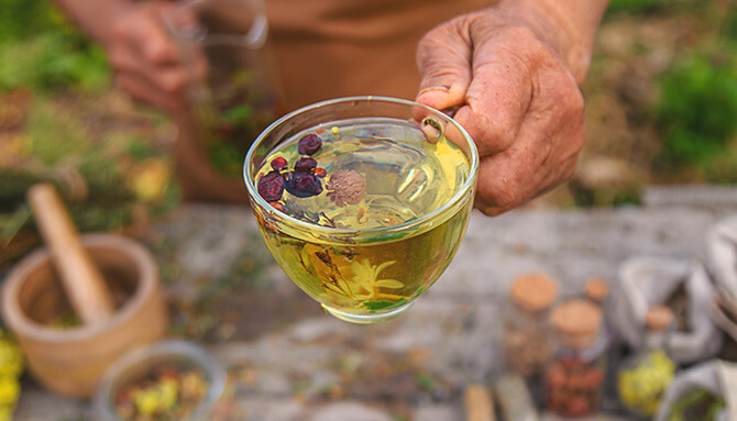Bylinné čaje: Přírodní cesta k úlevě od zdravotních problémů