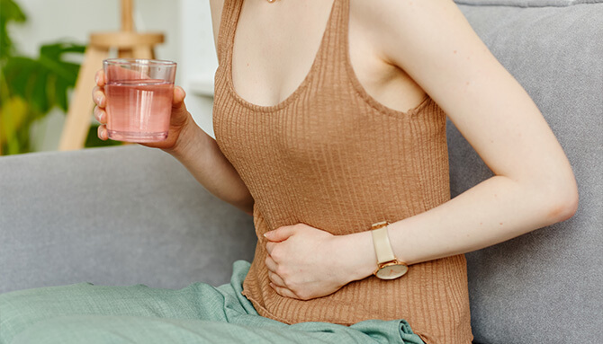 Letní střevní potíže: Proč nás v létě trápí častěji a jak se jim vyhnout