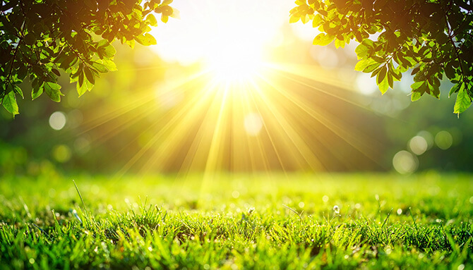 První paprsky: Proč je jarní slunce nebezpečnější, než si myslíte?