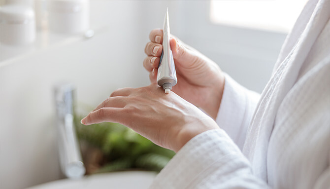 Péče o suchou pokožku v zimě: Jak udržet pleť hydratovanou a zdravou