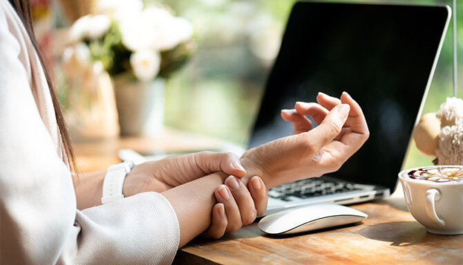 Prevence karpálního tunelu: Ergonomické tipy pro vaše zápěstí a ruce