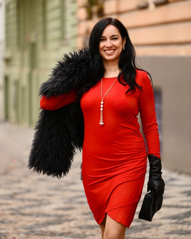 Novinka, která podtrhne vaši ženskost. Jednobarevné šaty Plain Tilly s asymetrickým střihem v okouzlující červené ♥️...