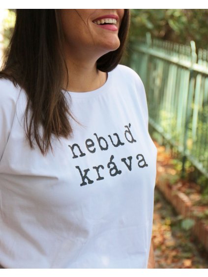 HIPSTR Tee 1 - NEBUĎ KRÁVA bílá