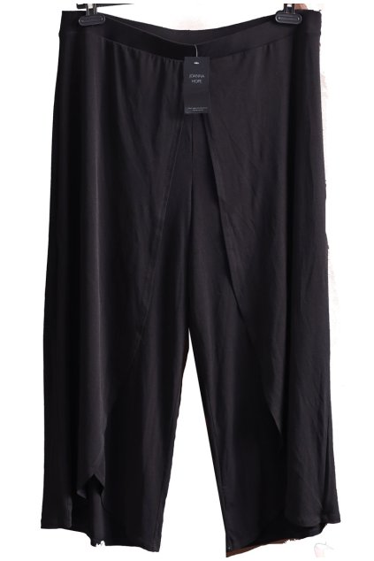Dámské černé elastické 3/4 kalhoty - s naznačenou sukní přes nohavice - moderní střih  / JOANNA HOPE / XXXL (48/50) / ANGLIE(22)