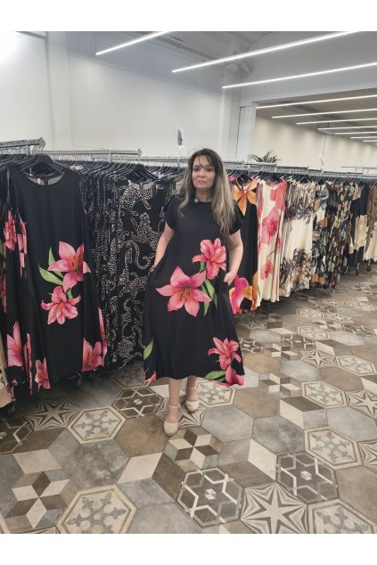 černé šaty s květy