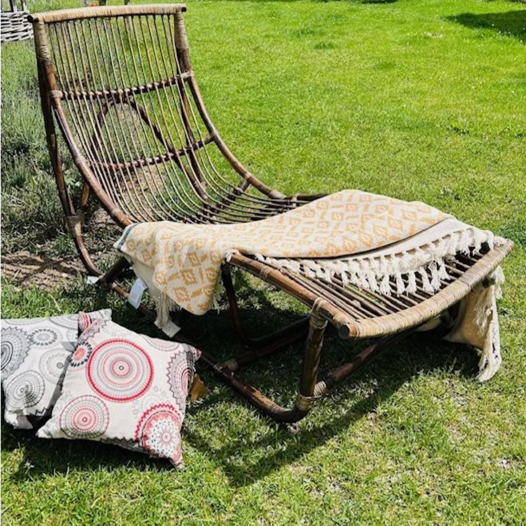 Přírodní materiály a jejich specifické aroma: Co očekávat a jak na to