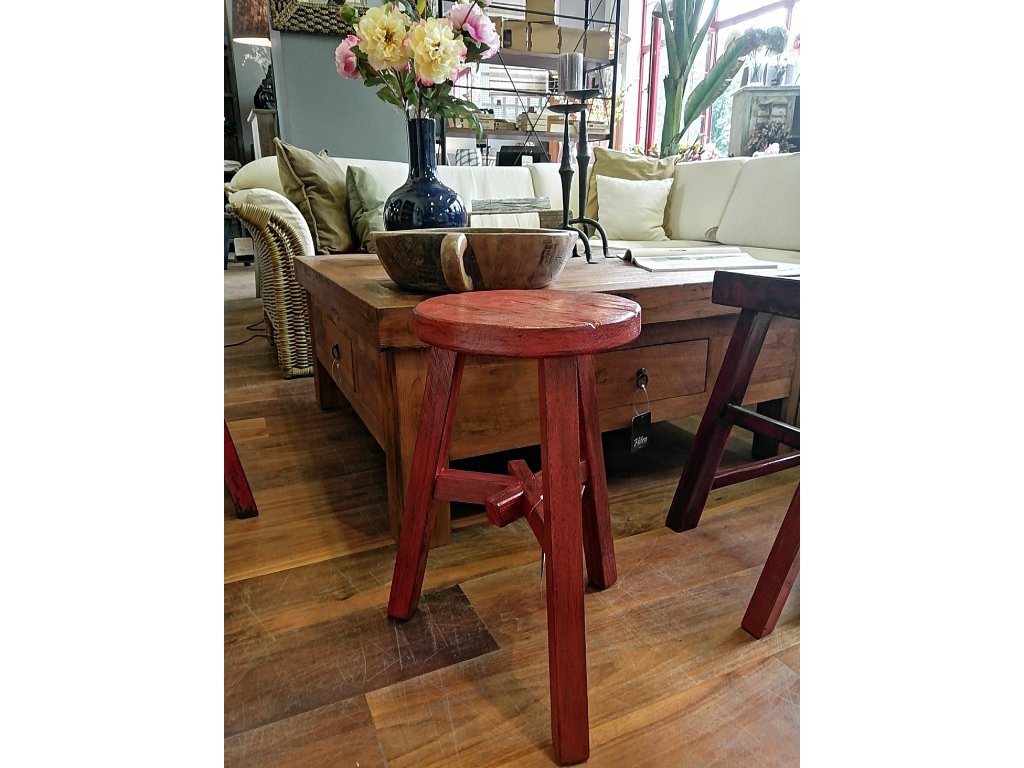 Dřevěná stolička červená kulatá