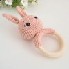 Háčkované chrastítko na dřevěném kroužku Králíček Starorůžový
