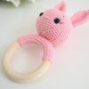 Háčkované chrastítko na dřevěném kroužku Králíček Růžový