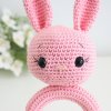 Háčkované chrastítko na dřevěném kroužku Králíček Růžový