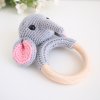 Háčkované chrastítko na dřevěném kroužku Sloník Šedý