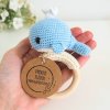 Háčkované chrastítko na dřevěném kroužku Velryba Modrá