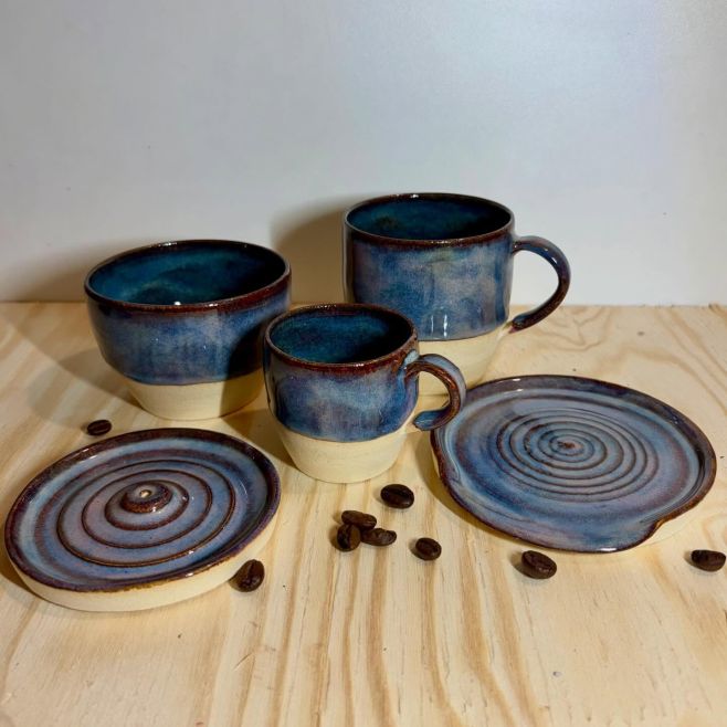 Modravá je třetí kolekce v odstínech hluboké modři. Ručně točená keramika, kde zůstává vidět proces i čas. Pro malé...