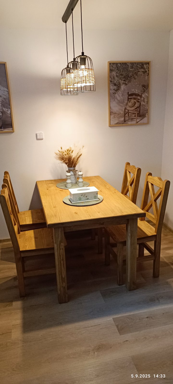 Paní Sylva si pořídila jídelní set z masivní borovice. Domácí atmosféra na první pohled